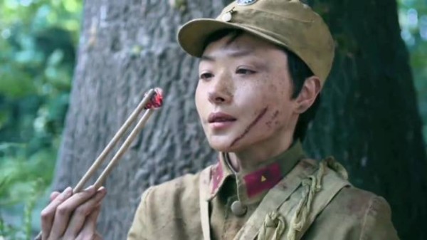 这个女兵为了掩盖女儿声混入敌方，竟然生吞炽热的火炭