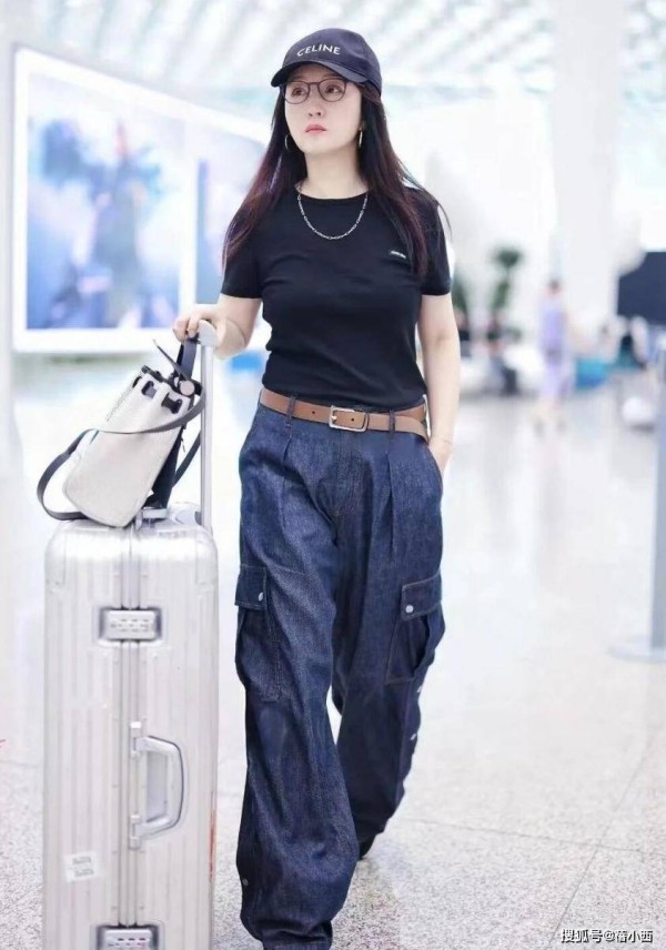 54岁杨钰莹状态真好，黑T恤配工装裤洋气减龄，比年轻女孩还会穿
