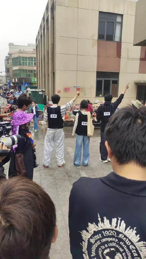 我感觉王小亿和刘萧旭唱这个闽南歌还挺标准的