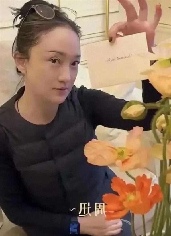 周迅51岁没素颜没滤镜，顶着一头白发逛街 购物，一副自然风采