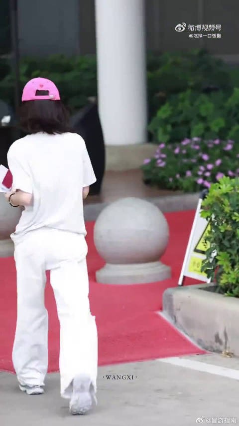 没有丝毫架子，粉丝要飞吻就大方回应，赵今麦的饭撒温柔又接地气