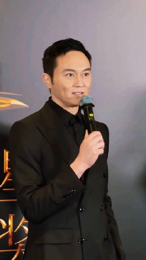 天天被袁咏仪看着，时间久了不就得姐里姐气的，这就是婚姻带来的改变吧