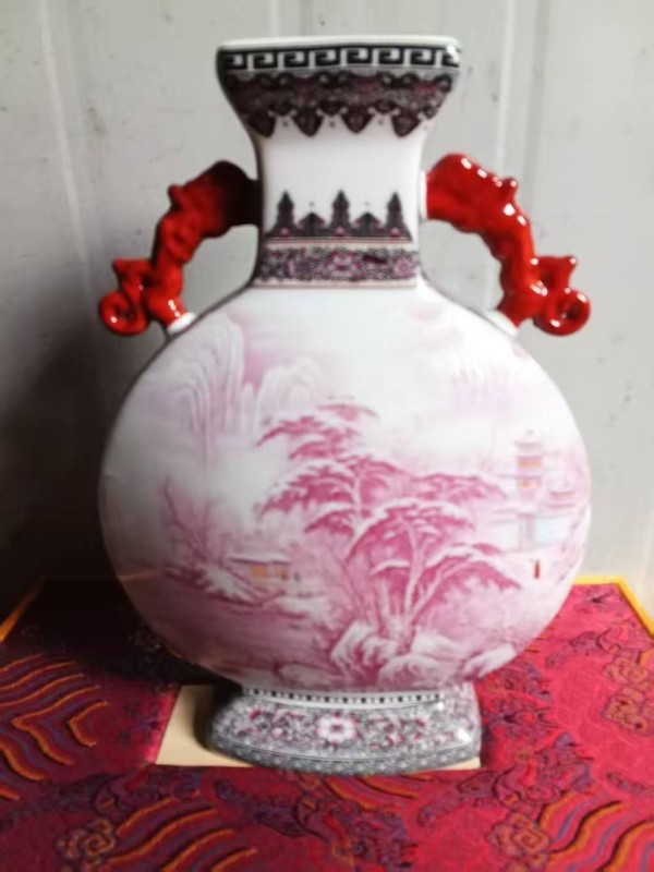 王锡良款胭脂红江山万里抱月瓶——瓷上山河的壮丽诗篇