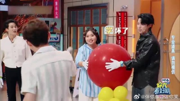 王鹤棣太皮了，故意拿着气球不给，檀健次表情太逗了丨你好星期六