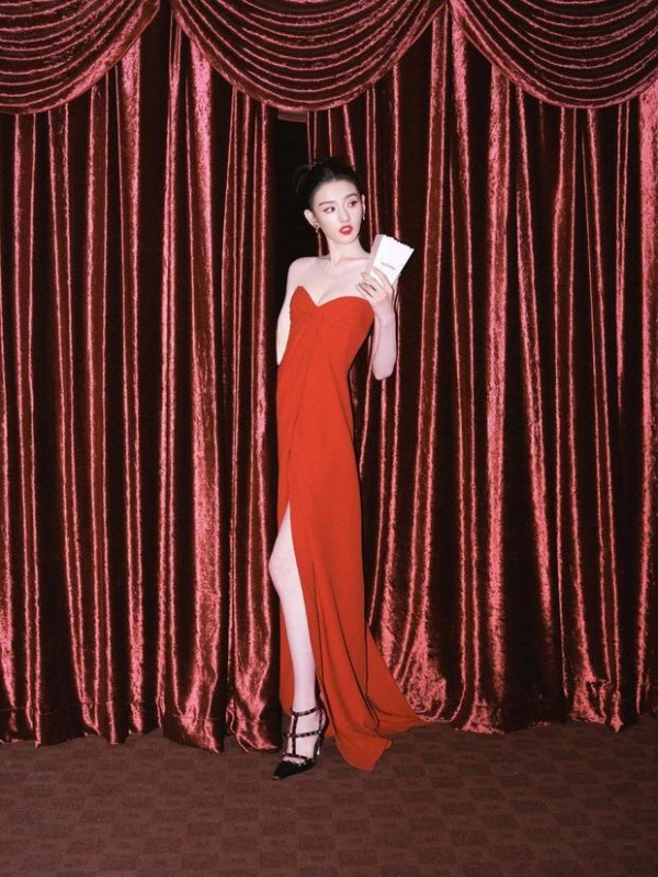 宋祖儿一袭红裙好似娇艳玫瑰，皮肤白皙气质迷人