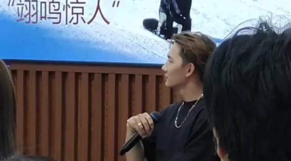 苏翊鸣回清华了，谈到自己一直是滑单板，也尝试过双板