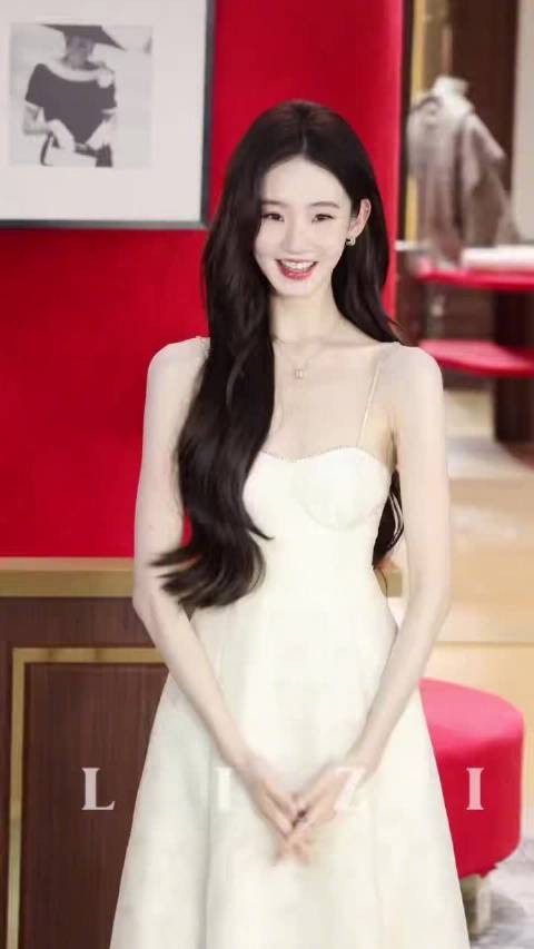 张艺凡大靴穿搭引热议，一只鞋塞两脚成焦点