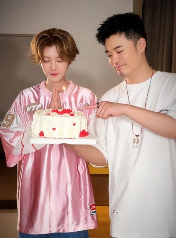 鹿晗被传和关晓彤分手后，迪丽热巴也受到牵连，担心的事还是发生