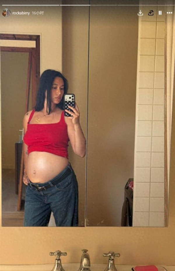 姜文女儿宣布怀孕，与法国老公结婚8月双喜临门，孕照肚大如箩