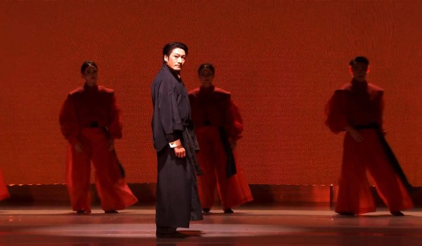 舞剧演员脱掉和服才向观众鞠躬致谢，回应：撕掉这层皮，做回真真正正中国人