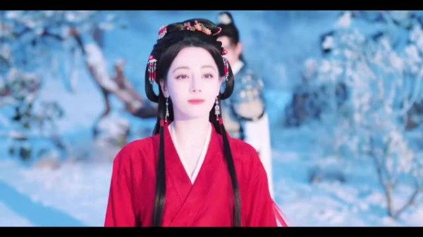 迪丽热巴发长文告别《白日提灯》贺思慕角色