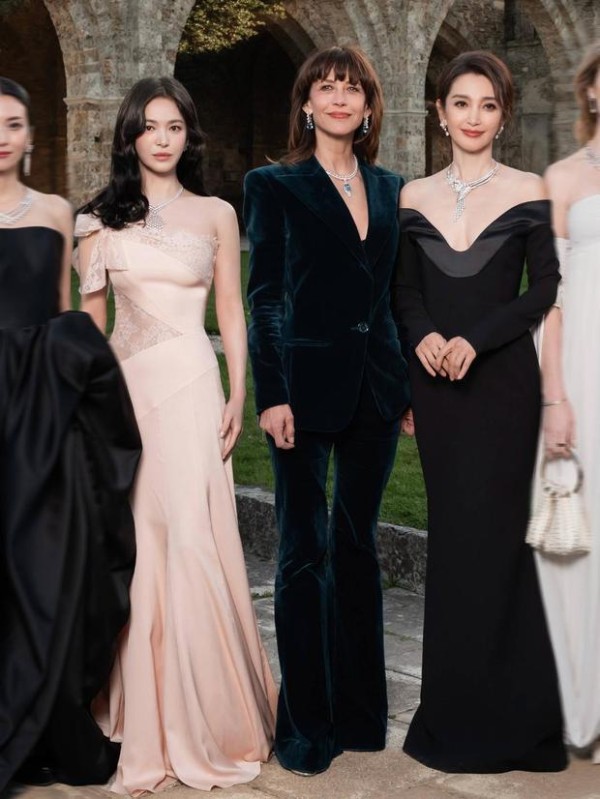 搜狐娱乐讯 近日，李冰冰、苏菲&middot;玛索、宋慧乔在法国巴黎参加活动的同框合照曝光，三位美女气质在线，画面很养眼！