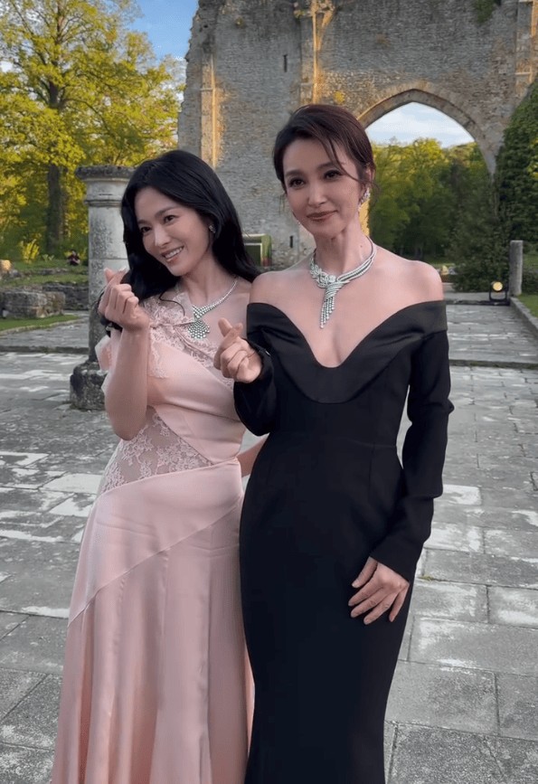 二人笑容灿烂，心情大好。