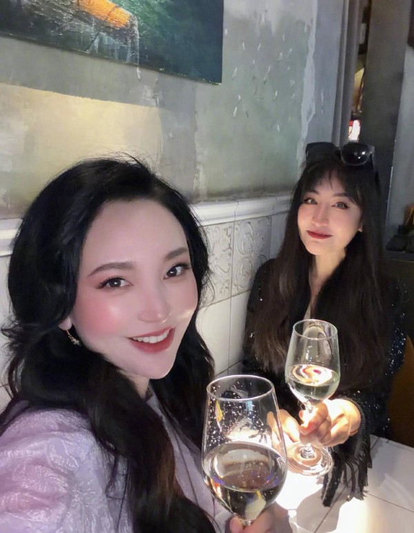 金莎晒聚会照片被看成被看成刘晓庆 回应表示抬举我了