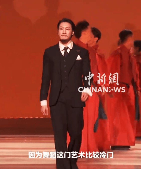 演员杨思宇回应脱掉和服才向观众鞠躬致谢：我要做回真正的中国人