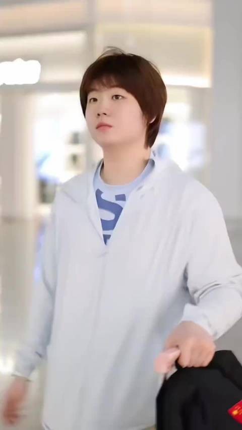 成都机场的蒯曼，经过封训瘦了不少