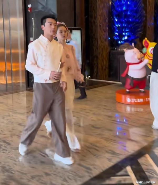 郑恺苗苗合体露面被偶遇，手挽手同行超甜蜜，真夫妻就是好嗑