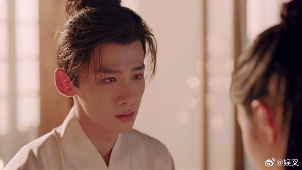 白敬亭临场发挥 盯着宋轶夸漂亮，竟成为名场面