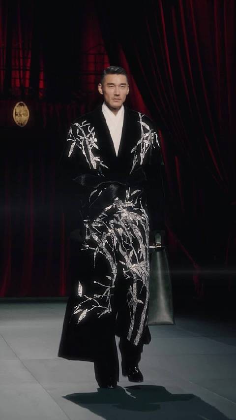 胡兵向荣耀机器人发出走秀邀请