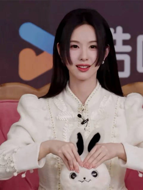 陈都灵黑长直一刀切造型有撕漫女那味儿了，我将狠狠期待这个白幼薇！