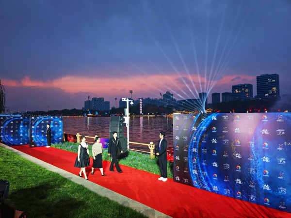 北影节通州分会场上演“水上红毯”，赵雅芝等明星亮相