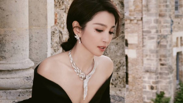 撷取山涧清晨的一缕，循着奔流的踪迹，酝酿了满盏纾甜的梦