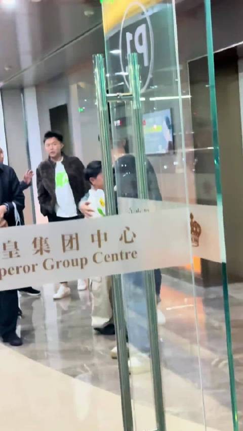 朵朵每时每刻都是满脸笑容爷爷好年轻，和陈思诚共用一张脸，稳重大方