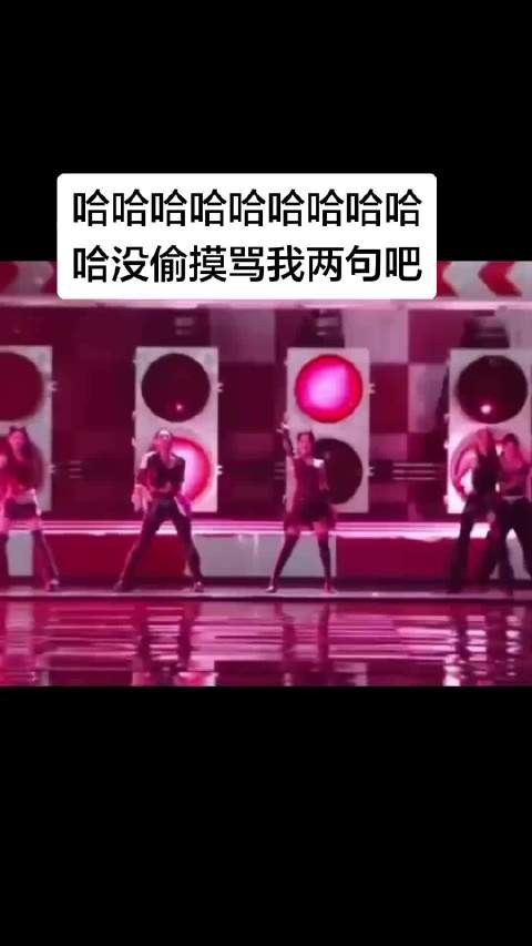 她虽然在嘴里炒了一盆菜，但是词却没有唱错，谁说不是演员的自我修养