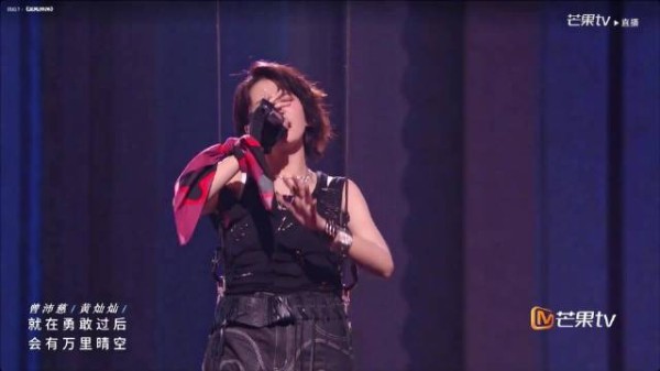 曾沛慈吊威亚轻松拿捏高音