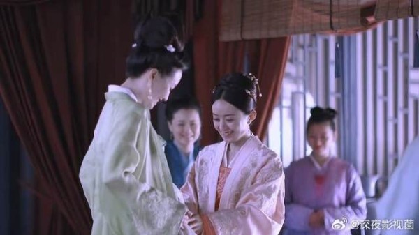 “第一次见你看你不太顺眼，谁曾想后来关系那么亲密”