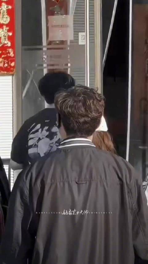 今日联排上班路透，为广州演唱会做了新发色，白色挑染个性拉满！