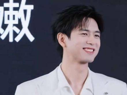 李现，你身上这股幽默劲儿真是藏都藏不住