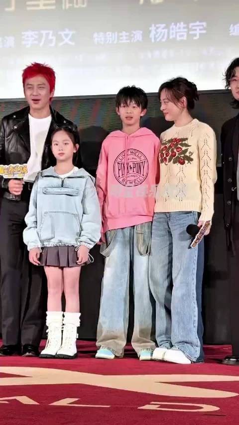 感觉不止等等像妈妈孙俪了 一家四口完全共用一张脸