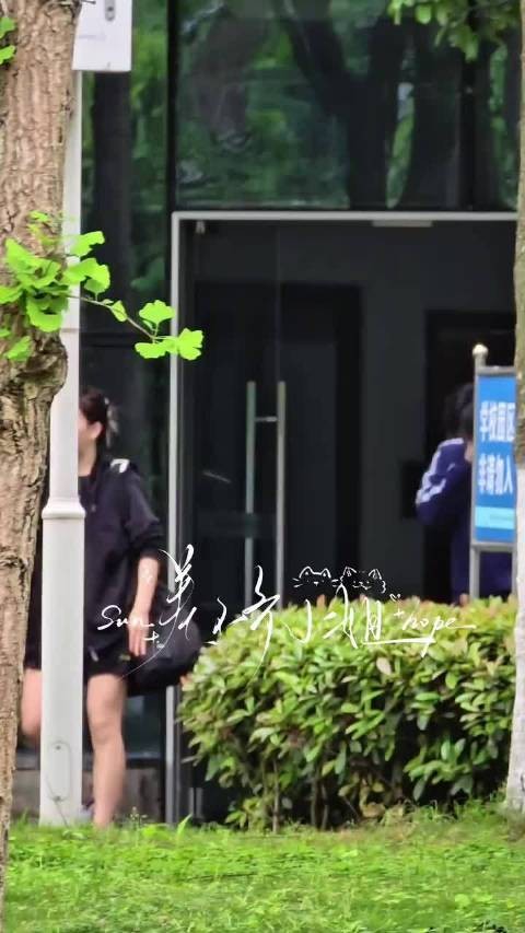 训练期间看到楚钦腿上腿贴肌贴真的心疼啊 cr水印