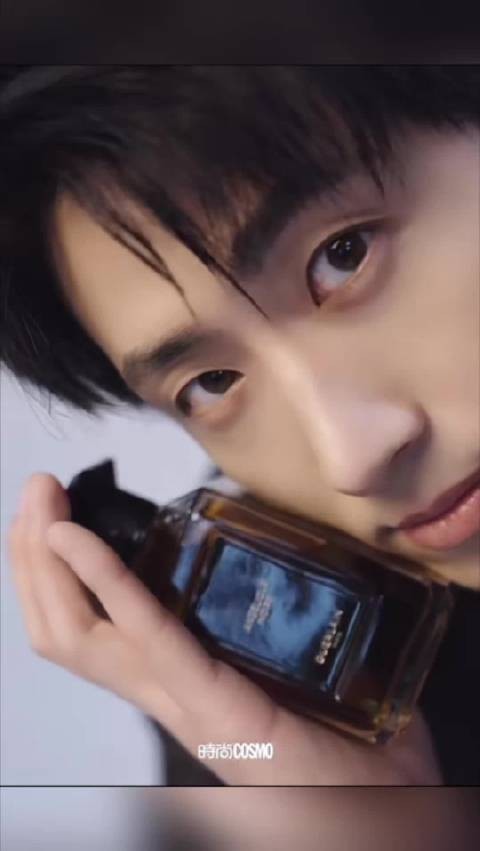 王凯沐粉丝发起30天安利计划,晒多风格照片示爱