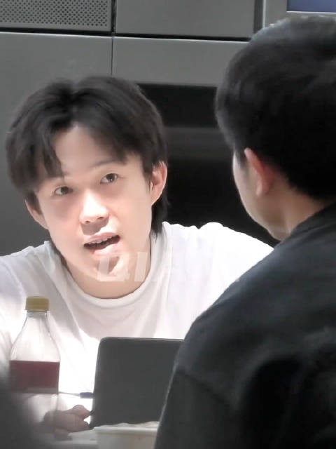 王楚钦褪去青涩展明朗笑容，如午后阳光般舒适