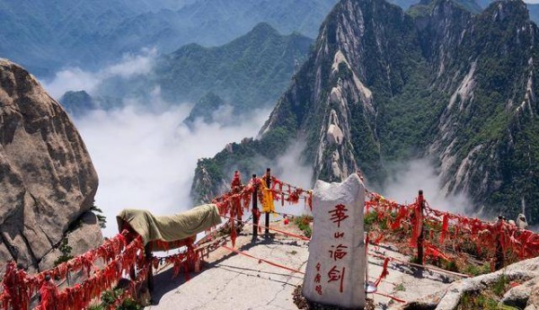 华山论剑石碑大清洗：当“纯属虚构”遇上“正版认证”丨中听