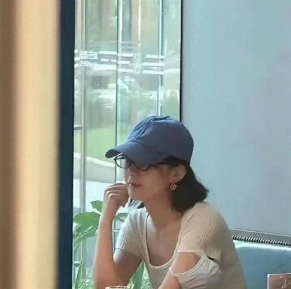 赵丽颖在上海某高档餐厅被偶遇，瘦是真的瘦，但素颜却没有那么美