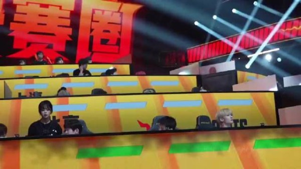 AG夺冠瞬间队员相拥庆祝，花花致敬Faker