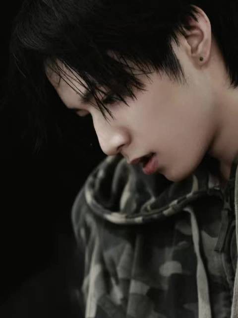 刘耀文广州演唱会彩排照曝光，迷彩服棒球帽造型帅气亮相