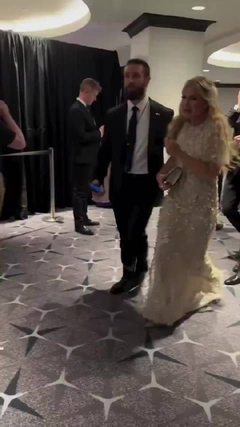 白宫记者晚宴上的各种花絮，艾丽卡·柯克嚎啕大哭，这是在表演还是吓坏了？