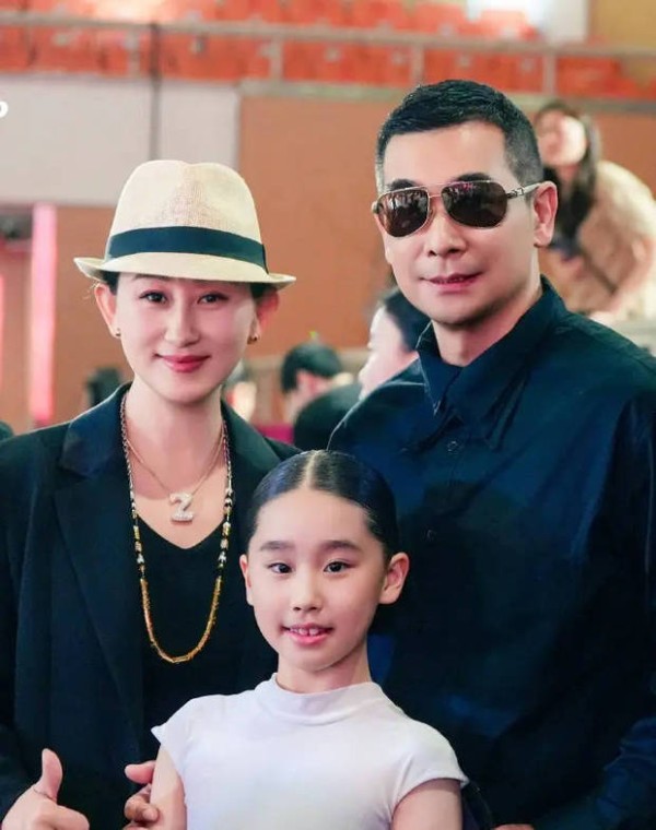 赵文卓发文庆祝女儿获少儿拉丁舞比赛冠军