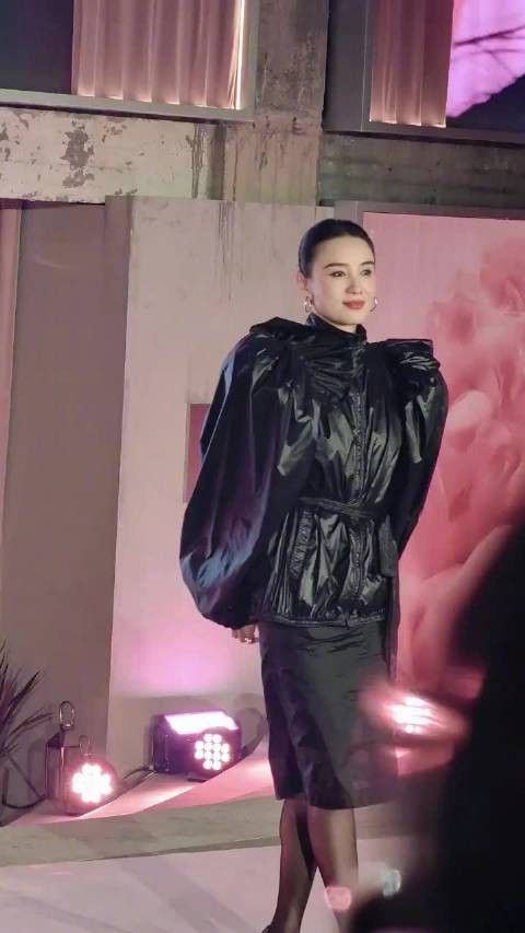 宋佳黑裙造型诠释自信美