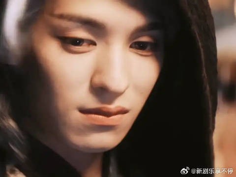 他又怎么可能会不心动呢？她可是他来到人间的第一个朋友