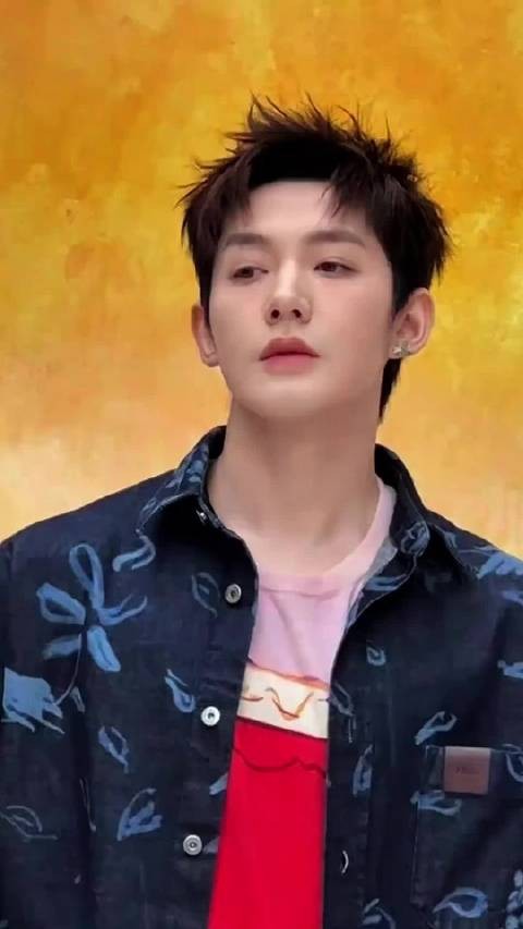 南京现身品牌活动，鞠躬感谢粉丝冒雨支持！清爽贵气感拉满！邓为