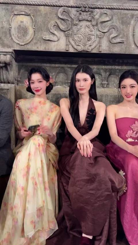 何穗 易梦玲 孙乐言秀场同框