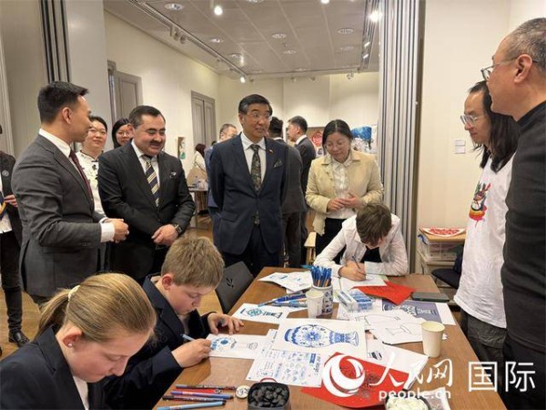 费胜潮大使出席“乐享中文 学贯中比”2026年国际中文日主题活动