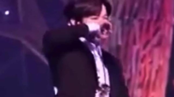 舞台氛围感丝毫未减，小小的失误，反而多了份真实的可爱