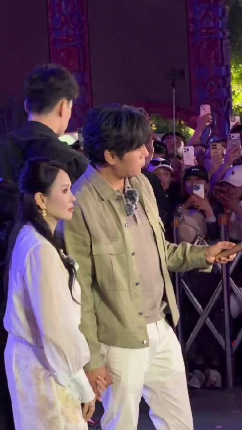 伊能静根本不搭理，她们还在喊，伊能静的头发保养的好好