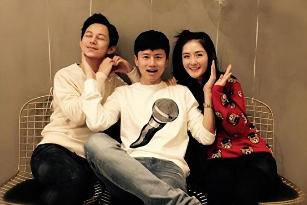 谢娜16年零点卡点庆生被扒出隐藏细节，何炅金婚回复引爆全网泪腺